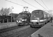 856625 Afbeelding van het electrische treinstel nr. 761 (mat. 1954, plan P, hondekop) van de N.S. naast het treinstel ...